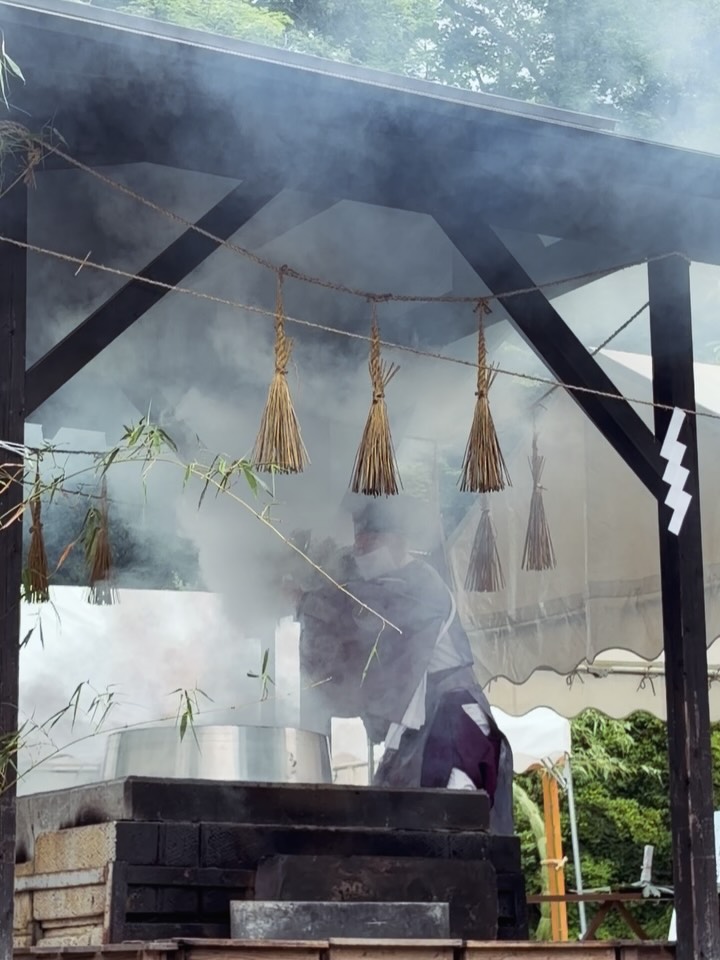 【湯立神事〜くがたちしんじ🌿】

※1枚目の動画には、神事の際の掛け声の音声が入っております。
　ご視聴の際は音量にご注意ください。

6月28日(日)午後4時より金刀比羅神社境内に於いて、
湯立神事(くがたちしんじ)を執り行いました。

本年も多くの皆様にご参列頂きました。
ご参列頂いた皆様、有難うございました。

湯立神事は、古代の神明裁判の流れを汲む神事でございます。
ご鎮座当初より連綿に受け継がれています。

境内にあります大釜に湯を沸かし、神職が笹の葉をもって
湯をかき交ぜ、周囲にしぶきを散らします。

そのしぶきにあたり、さらに、笹の葉を持ち帰り家に祀ることにより
厄難から逃れられると信じられています。

来年も6月に斎行致します。
どなたでも参列出来ますので、お誘い合わせの上お越し下さい。

皆様のご健勝を心よりご祈念申し上げます。

#金刀比羅神社#湯立神事#いわき#福島県#夏越の祓え